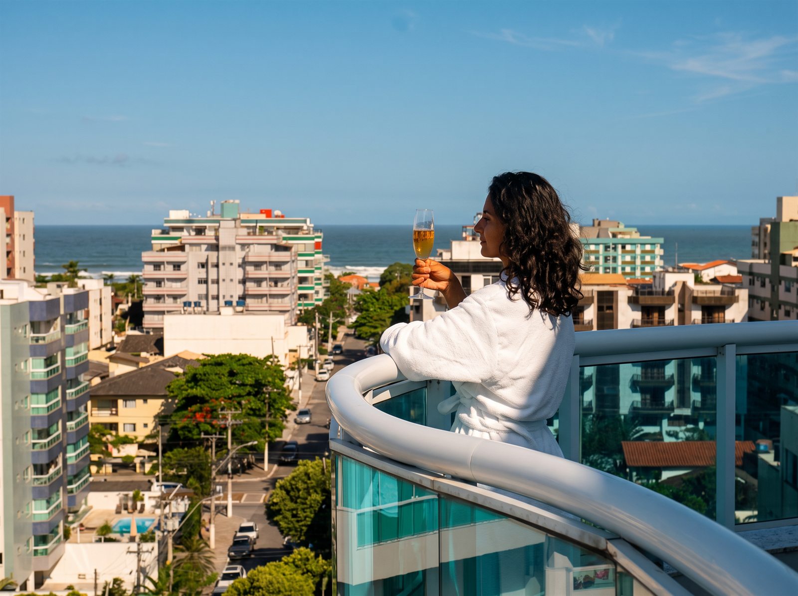 Hóspede na varanda do Hotel Real, com vista para o mar no Braga